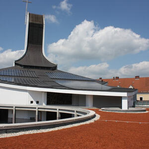 Neugestalteter Kirchenplatz 