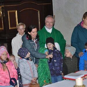 Nun singen die Kindergartenkinder ihr Erntedanklied.
