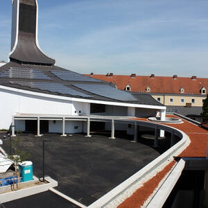 Neugestalteter Kirchenplatz 