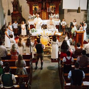 EK - Beim Vater unser bilden wir einen großen Kreis um den Altar.