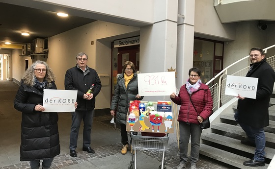 Übergabe der letzten Warenspendenschachtel an die Leiterin des Sozialmarktes